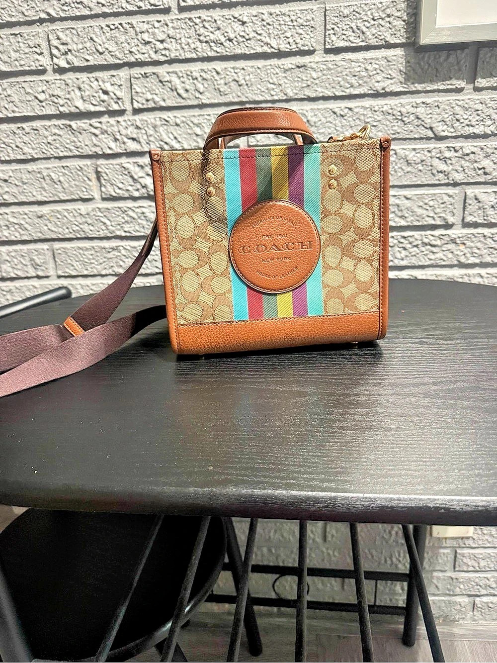 Coach Field Tote 22 in Rainbow Signature Canvas Crossbody Bag Like New